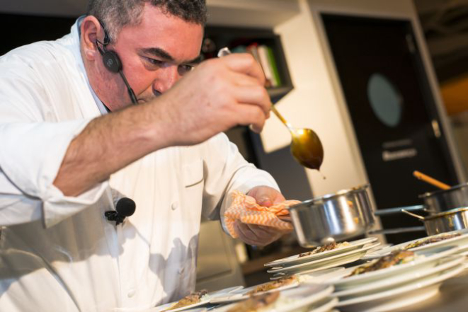 Chef Ivo ensinando a preparar um risoto em uma aula show no Estúdio Bom Gourmet Pátio Batel. Foto: Fred Kendi/ Gazeta do Povo