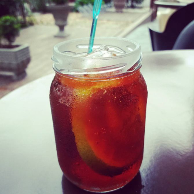 Cold brew do Bisa Basilio, servido com laranja e gelo. Foto: Divulgação