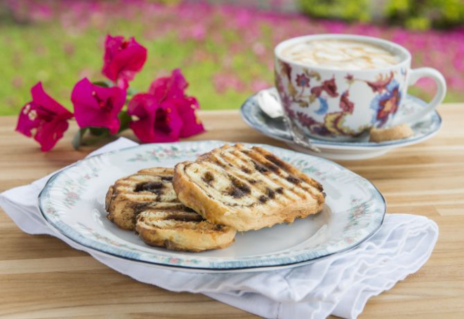 A babka, um pão doce polonês, é aquecido no grill antes de servir. Seu recheio leva uma pasta de canela e açúcar mascavo. Ao fundo, um espresso longo com caramelo e creme de baunilha. Foto: Letícia Akemi/Gazeta do Povo