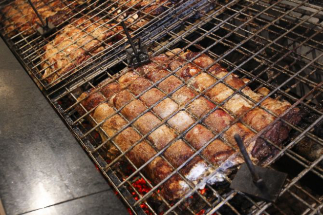 Nos duas churrasqueiras da casa dá para assar 36 costelas por um total de 280 quilos de carne. Foto: Daniel Castellano/Gazeta do Povo.