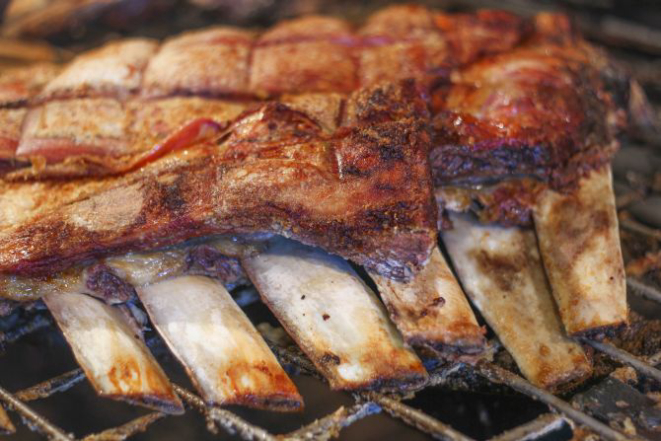 A carne cozinha por 5 horas, temperada só com sal grosso, até desmanchar. Foto: Daniel Castellano/Gazeta do Povo.