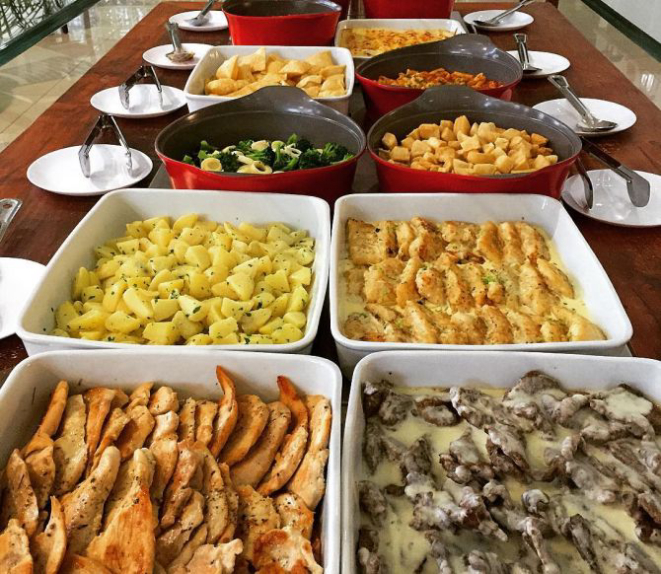 Pratos do buffet chegam a ultrapassar 50 opções. Foto: Divulgação