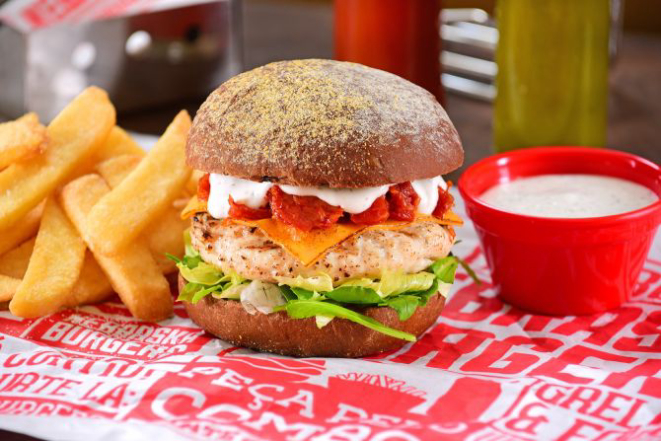 O Nebraska Chicken leva burger de frango, cheddar, tomate seco molho ranch, rúcula e alface. Foto: Divulgação