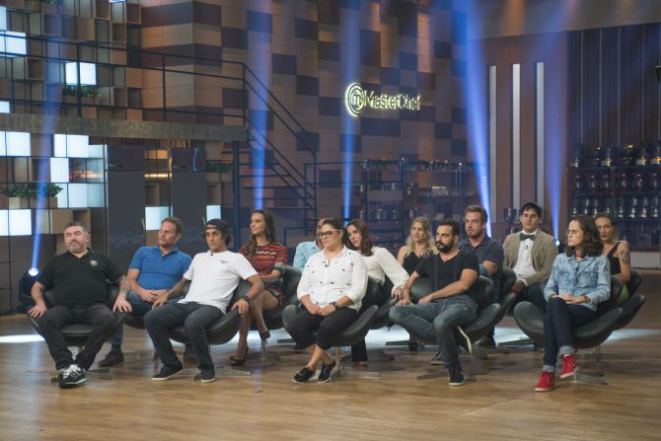 Para o episódio "A Reunião", que fecha a temporada de MasterChef Profissionais, 13 dos 14 competidores compareceram à gravação. Foto: Carlos Reinis/Divulgação