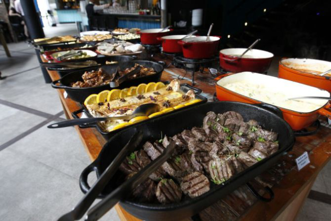 Buffet do Forneria Copacabana tem clássicos da casa como o filé mignon. Foto: Jonathan Campos/Gazeta do Povo.