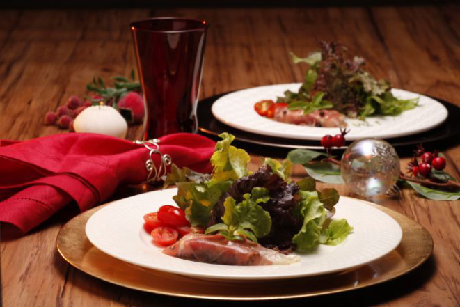 Salada de roulade de presunto cru  e queijo de búfala grelhado com gergelim negro e mix de folhas e tomate cereja, do chef Fábio D’Angelis. Entrada da ceia de R$ 450. Foto: Letícia Akemi/Gazeta do Povo