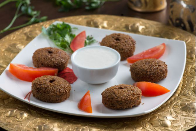 Falafel, bolinho de grão de bico frito (R$ 10 a porção). Foto: Fernando Zequinão/Gazeta do Povo.