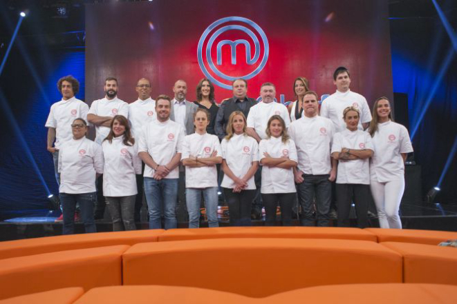 Os 14 participantes do MasterChef Profissionais. Foto: Comunicação Band/ Divulgação