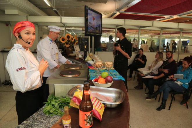 Chef Gabriela Carvalho dando um aula show. 