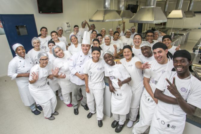 A 1ª turma do Gastromotiva Curitiba teve 37 alunos formados. Foto: Marcelo Andrade/Gazeta do Povo.