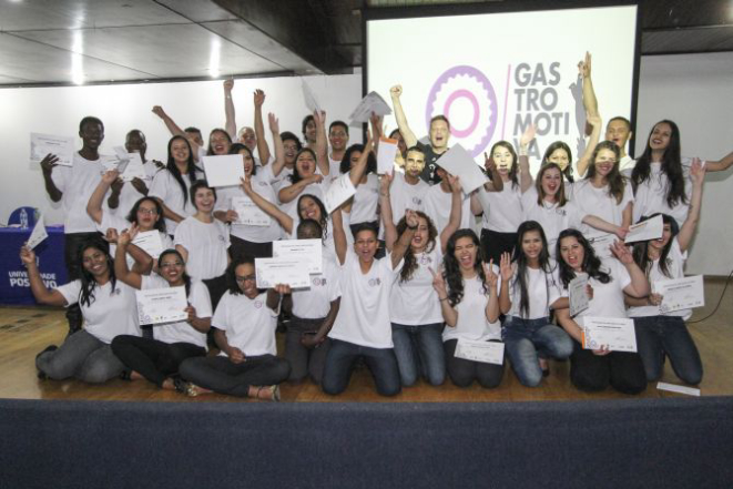 A 1ª turma da Gastromotiva Curitiba durante a cerimônia de formatura na Universidade Positivo. Foto: Rodrigo Felix Leal / Gazeta do Povo