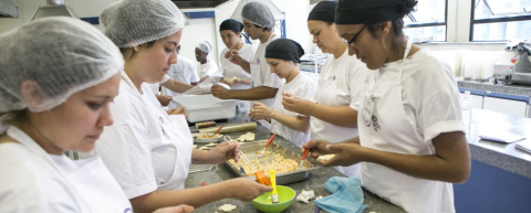 Projeto social de gastronomia transforma a vida de jovens