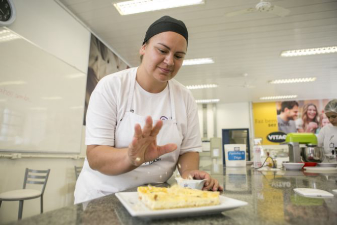 Priscila Dárata, 31, conseguiu passar no vestibular de Tecnologia em Gastronomia, da Universidade Positivo. Foto: Marcelo Andrade/Gazeta do Povo.