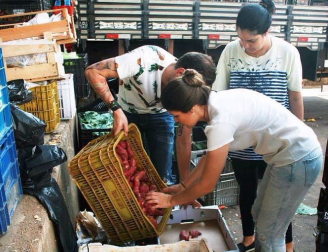 Em Curitiba, o Good Truck coleta vegetais em bom estado no Ceasa e restaurantes e prepara refeições para pessoas em situação de rua. Foto: Reprodução/Facebook