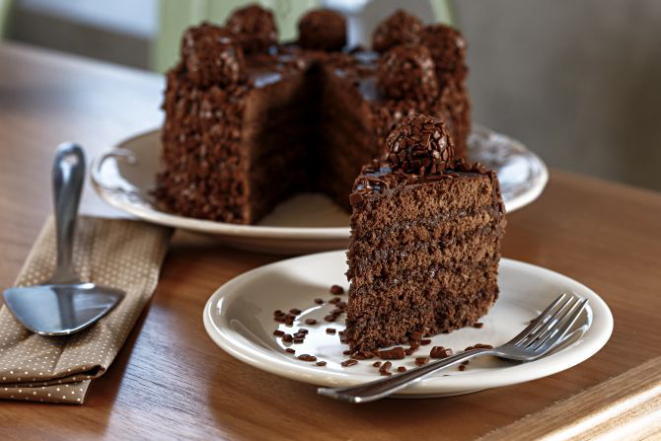 O bolo de brigadeiro é super recheado. 