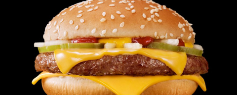 Mais da metade dos brasileiros prefere fast-food ao comer fora de casa