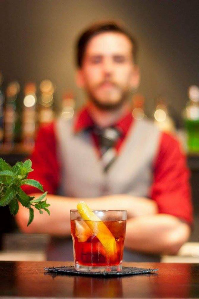 Monkey Negroni, feito de campari, vermute e cachaça de banana, por Molinski. Foto: Divulgação.