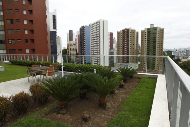 Mesa no rooftop do Forneria Copacana custa R$ 4500 para até 6 pessoas. Foto: Jonathan Campos/Gazeta do Povo.