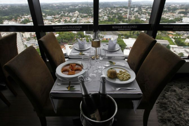 Ceia de ano novo no Terrazza 40 terá pratos de sucesso da casa e vista para os fogos de artifício. Foto: Jonathan Campos/Gazeta do Povo.