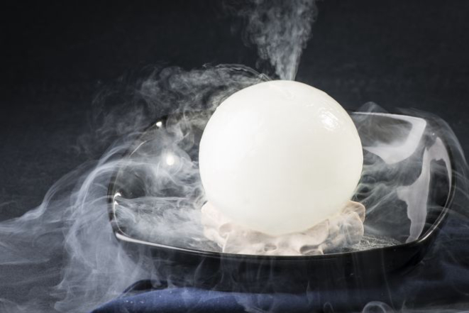 Sorbet de limão em formato de esfera com gel de vodca e maçã verde. Do interior sai um jato de nitrogênio líquido. Foto : Leticia Akemi/Gazeta do Povo.