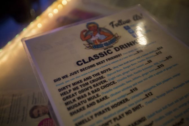 Menu de drinks do Stay Classy New York inspirados nas comédias de Will Ferrell. Foto: Michael Nagle/The New York Times.