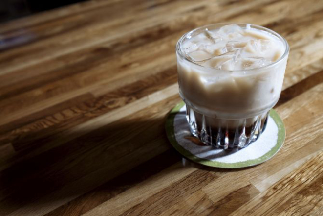 Drink White Russian em homenagem ao filme Grande Lebowski, servido em bar de San Antonio, no Texas. Foto: Josh Huskin/The New York Times.