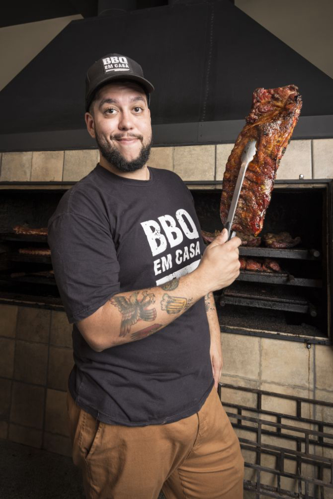 André Dias é pitmaster, churrasqueiro especializado em barbecue americano. Foto: Fernando Zequinão/Gazeta do Povo.