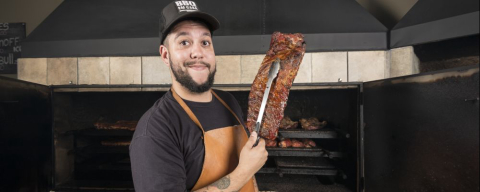 Youtuber abre em Curitiba smokehouse, especializada no barbecue americano