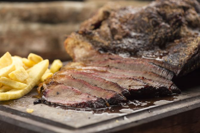 O brisket é o peito bovino, carne geralmente rija, mas que desmancha ao cozinhar lentamente no smoker. Foto André Rodrigués/Gazeta do Povo.