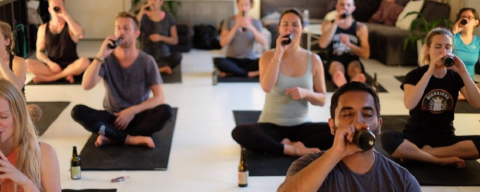 Modalidade que combina cerveja e yoga pode vir para o Brasil