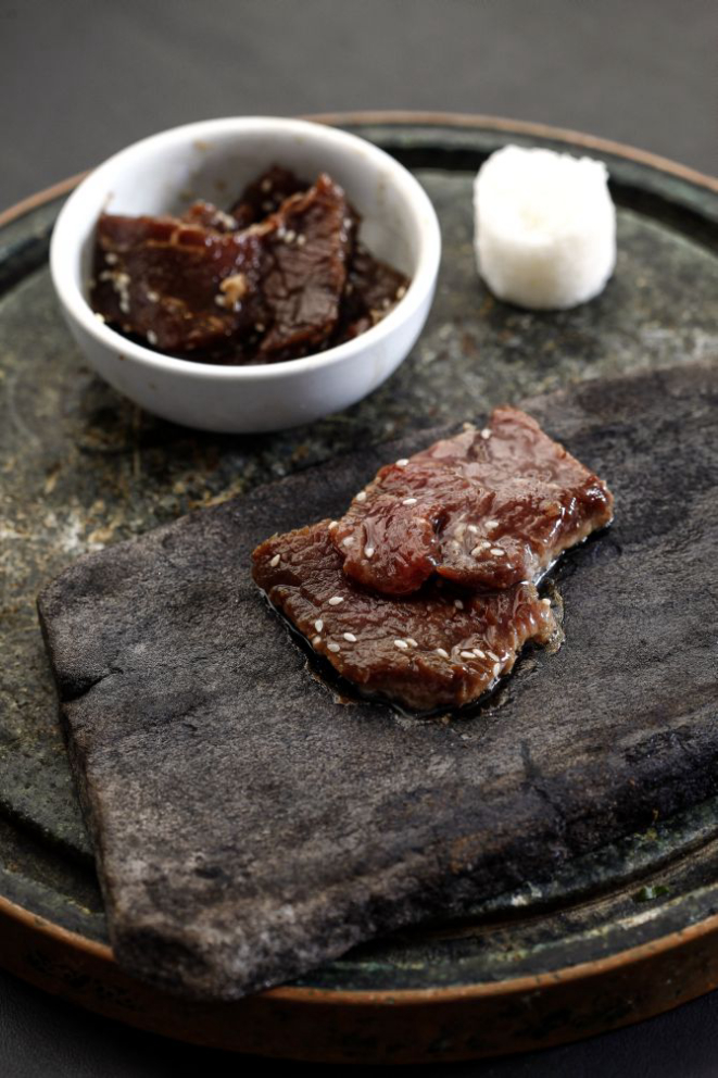 Bulgogi, churrasco coreano preparado na frente do cliente numa pedra a 380 graus C. Opção que fecha a sequência de pratos salgados do menu degustação. Foto: André Rodrigues / Gazeta do Povo