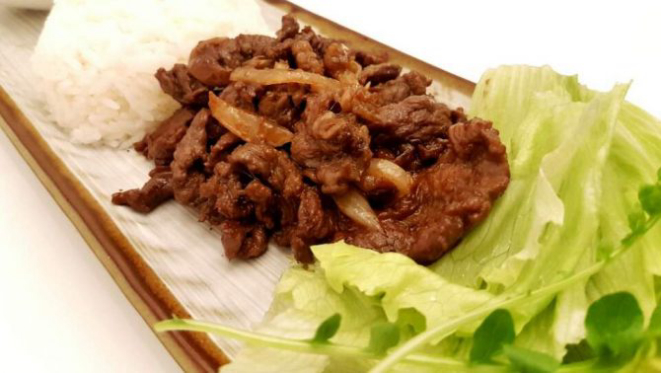 Bulgogi, tiras de carne com molho adocicado da Korean Bap. Foto: Divulgação.