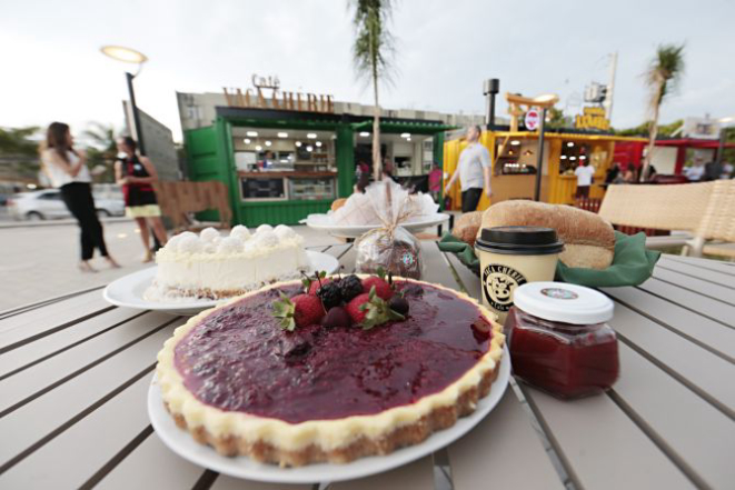 Vaca Cheri vende cafés, bolos e tortas em fatias, como a cheesecake. Foto: Albari Rosa/Gazeta do Povo.