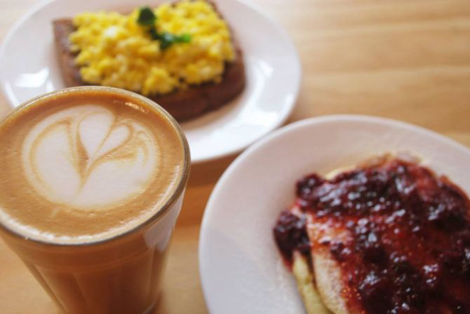 Combo 3, com Bueno (metade café, metade leite), tostada com ovo mexido e panqueca de baunilha natural com geleia Foto: Divulgação