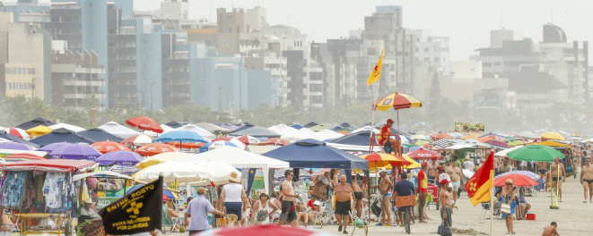 Praia brava de Caiobá, em Matinhos. Foto: Hugo Harada / Gazeta do Povo.