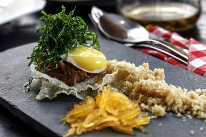 Feijoada reconstruída com purê de feijoada, massa crocante de arroz, ovo frito, crocante de couve, farofa de torresmo e fios de cachaça sólida aromatizada com laranja. Foto: André Rodrigues / Gazeta do Povo