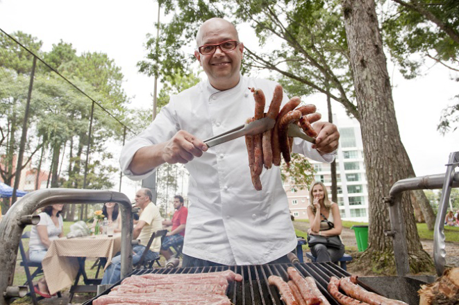 O chef Rodrigo Martins vai servir pão com três tipos de linguiça: leitão, cordeiro e vitela. Foto: Fernando Zequinão?Gazeta do Povo.