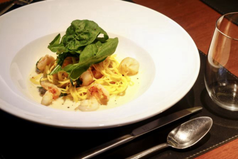Tagliolini ao creme de limão siciliano com camarões e rúcula