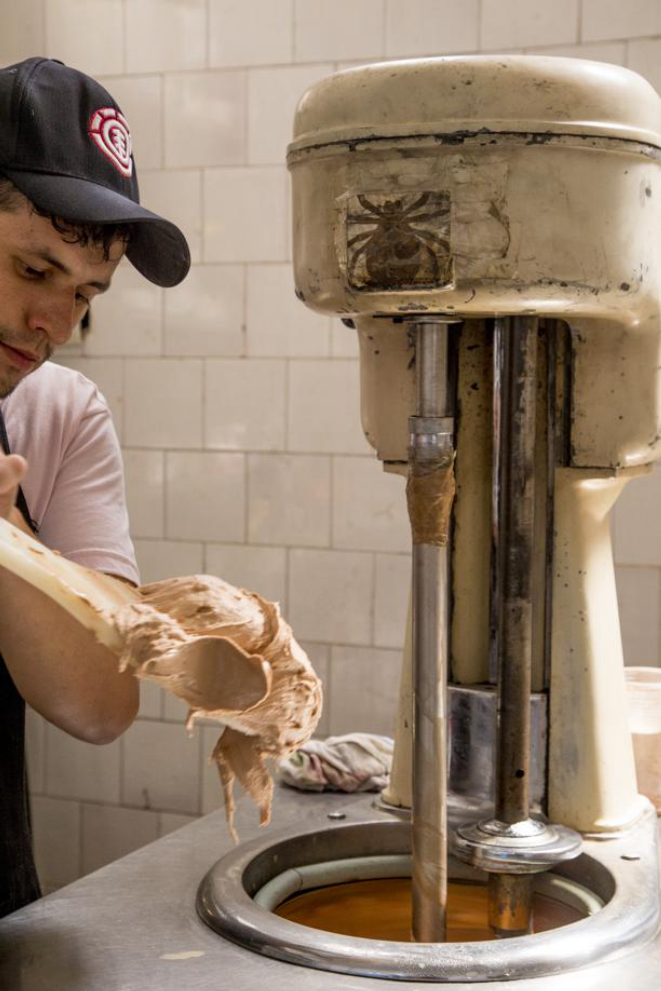 As máquinas, de origem italiana, foram adquiridas na década de 1950 e são (também) responsáveis por manter o sabor original dos sorvetes. Foto: Hugo Harada/Gazeta do Povo