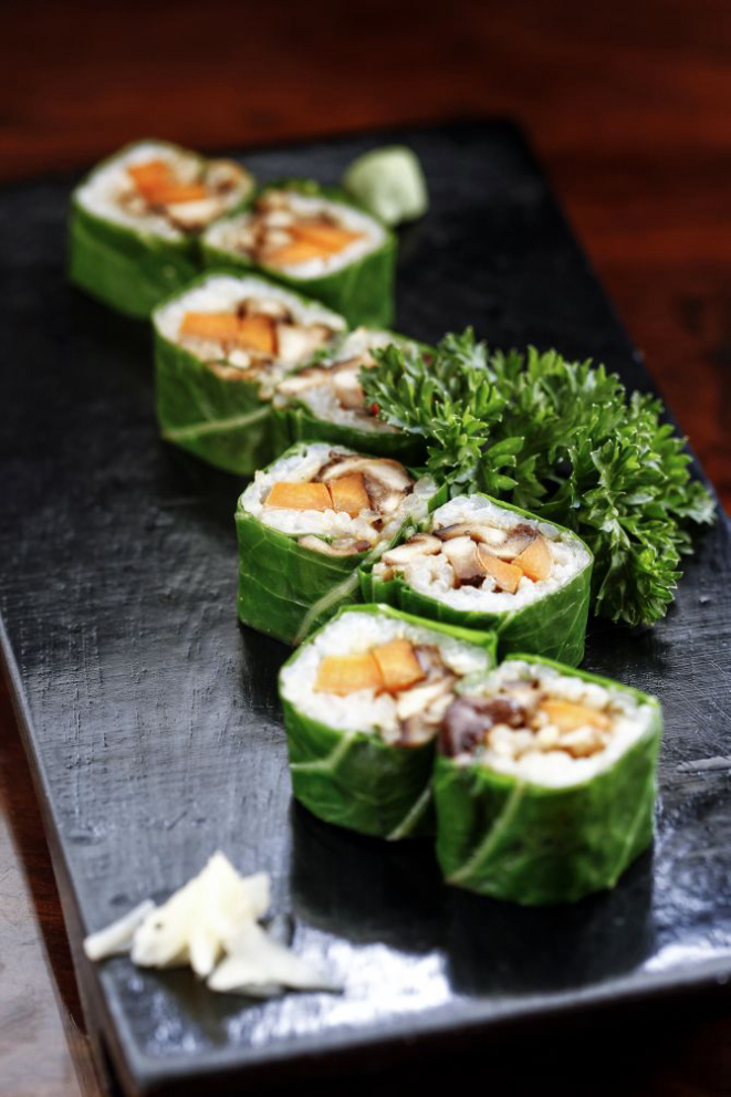 Sushi vegano: arroz, cenoura, moyashi e shiitake enrolados em couve.  Foto: André Rodrigues / Gazeta do Povo