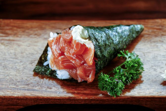 Temaki de salmão. Foto: André Rodrigues / Gazeta do Povo