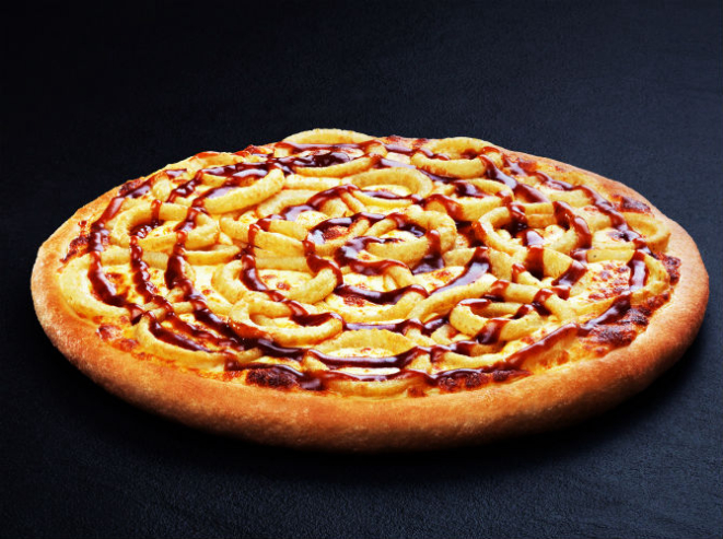 Pizza australiana, novidade da Pizza Hut que leva onion rings e muçarela. Foto: divulgação.