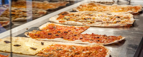 Pizzaria inaugura nova unidade e serve 100 litros de chope de graça nesta sexta