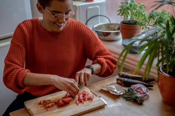 Ruby Tandoh at home in Sheffield, England, Dec. 19, 2016. Tandoh, a food writer with a cult following in Britain, doesnÕt endorse a set of rules by which you should shop, cook and eat, but instead champions the miscellaneous delights of preparing dishes without restrictions. (Andrew Testa/The New York Times)