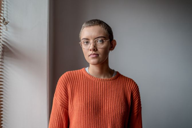 A autora de livros sobre comida Ruby Tandoh em sua casa em Sheffield, Inglaterra. Foto: Andrew Testa/The New York Times