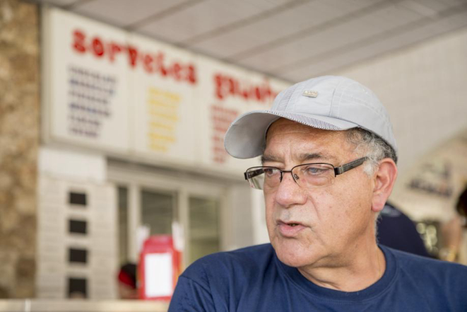 Filho do fundador, Airton dos Santos, administra a sorveteria ao lado dos irmãos. "Sem data para fechar". Foto: Hugo Harada/Gazeta do Povo