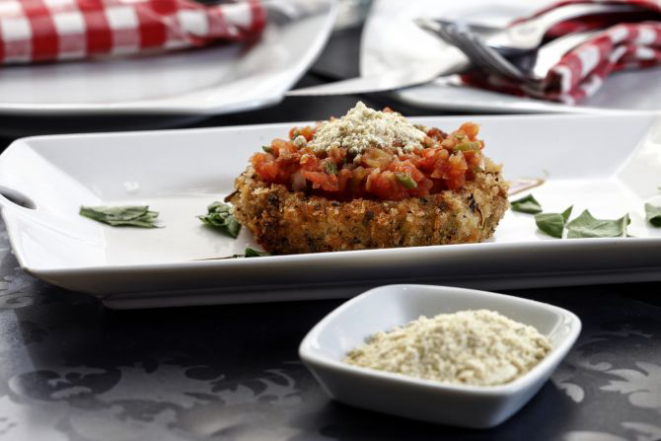 Tomate verde empanado e frito com queijo coalho, vinagrete ao vinho Marsala e azeite de oliva em pó.. Foto: André Rodrigues/Gazeta do Povo.