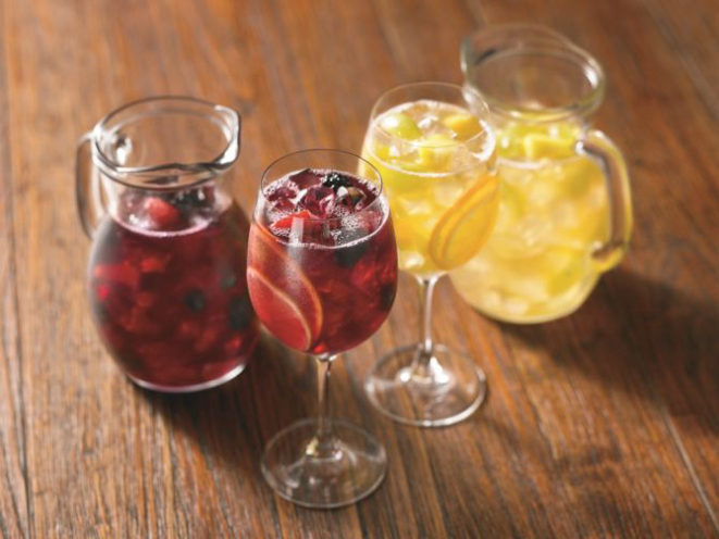 As sangrias de frutas vermelhas e frutas cítricas são opções para o happy hour. Foto: Divulgação