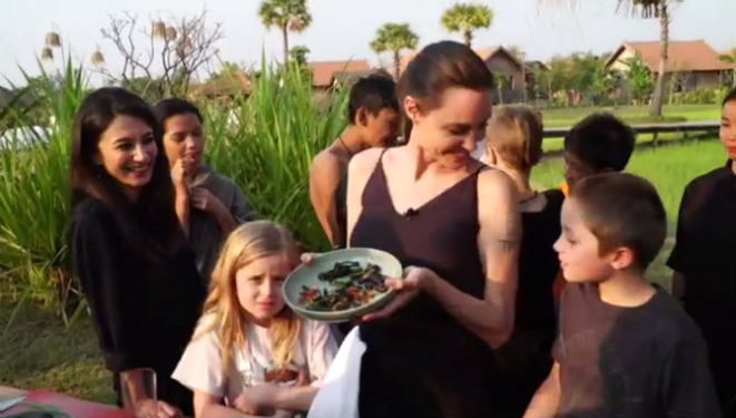 Angelina Jolie cozinha insetos com os filhos. Foto: Reprodução BBC.