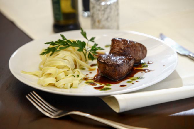 Fettuccine com mignon grelhado do Bistrônauta. Foto: André Rodrigues/Gazeta do Povo